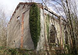 Une grande façade avec une petite ouverture.