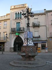 Fuente modernista y farmacia neogótica Amadó