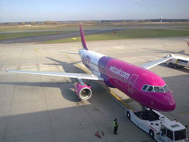 Fișier:Airbus A320 Wizz Air in Katowice Airport.jpg