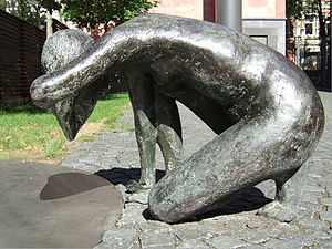 Sculpture by Ernemann Sander: Badende in front...