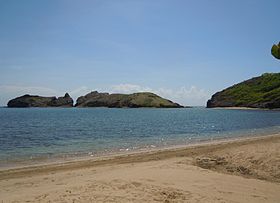 Les Roches percées depuis la plage de Pompierre