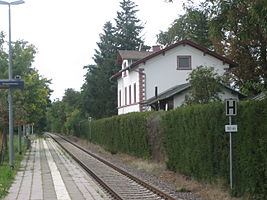 Haltepunkt Ebertsheim, im Hintergrund das frühere Empfangsgebäude