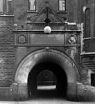 Brunkebergsverkets berömda portal på sin ursprungliga plats mot Regeringsgatan år 1914.