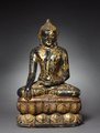 Gautama Buddha sedící na lotosovém květu s pravou rukou v bhúmisparša-mudře