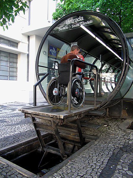 448px-Bus_Stops_5_curitiba_brasil.jpg