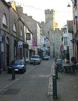Caernarfoni utca, háttérben Caernarfon várának tornya