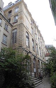 Collège des 33 bâtiment des élèves sur cour.