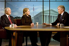 David Gregory (à droite) en entretien avec le Secrétaire de la Défense Robert Gates et la Secrétaire d'État Hillary Clinton, le 5 décembre 2009.