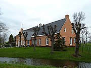 Hörnsterheerd: Boerderij met in zalmkleur geschilderd voorhuis uit 1759 aan de Hogeweg 7