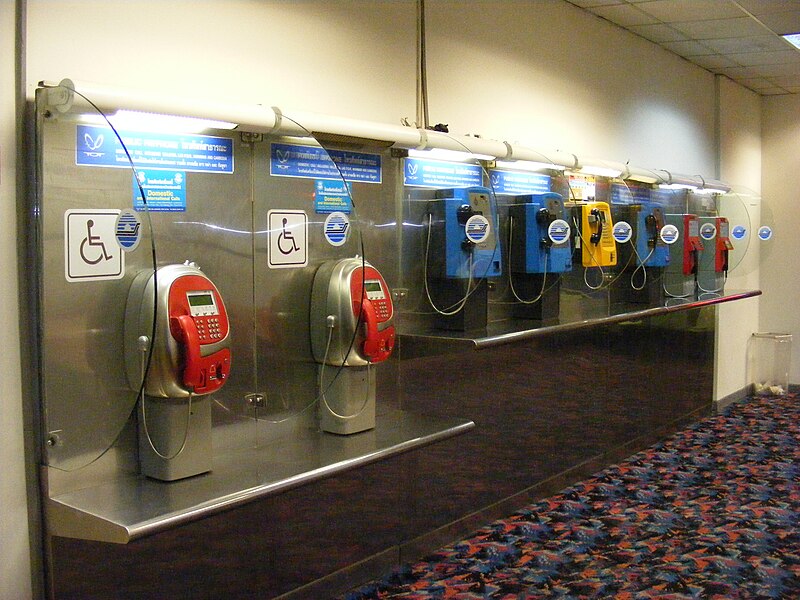 파일:Don Mueang Airport, domestic terminal - Telephone booths of different companies.JPG