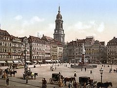 L'Altmarkt sur un tirage photochromique vers 1900. Au centre, le monument de la victoire érigé en 1880.