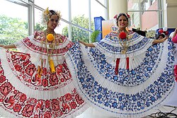 Panamiečių šokėjos tradiciniais rūbais