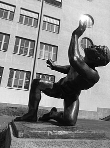 Ernst Suter (1904–1987) Bildhauer, Kampf mit dem Engel, 1947, Standort, Schulhof des Wirtschaftsgymnasiums Basel, Schweiz