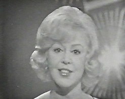 Kathy Kirby在于那不勒斯举行的1965年欧洲歌唱大赛上献艺