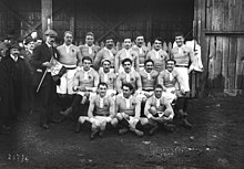 Photographie en noir et blanc d'une équipe nationale de rugby à XV.