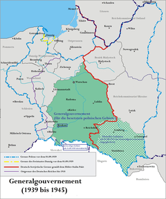 Karta över Polen 1939. Den blå streckade linjen markerar Polens gräns före september 1939. Generalguvernementet är markerat med grönt; det grönrutiga området tillkom efter Tysklands invasion av Sovjet 1941. Den röda linjen markerar den gräns mellan Tyskland och Sovjet som fastlades i Molotov-Ribbentrop-pakten 1939.