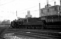 NS 4011 te Utrecht met een reizigerstrein. (1950)