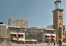 Старая ратуша (справа) и пл. В центре Volme Galerie (City Mall).