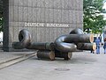 Großer Knoten (1982), Bronze, 600 cm lang. Kunst am Bau, Deutsche Bundesbank Hamburg, Hamburg[21]