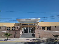 Fachada del Hospital Luis Agote (denominado así en homenaje al eminente galeno argentino). Este nosocomio es el mas importante de los Llanos Riojanos.