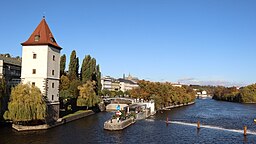 Pohled na část Janáčkova nábřeží z Jiráskova mostu.