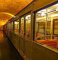 Ungenutzte östliche Station, am verkürzten Bahnsteig zwei Sprague-Thomson-Wagen, 2012