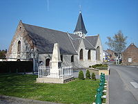 L'église Saint-Étienne et le monument aux morts.