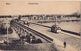 Une rame du tramway de Metz sur le Totenbrücke, du temps de l'administration allemande.