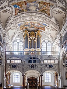 Orgel und Haupteingang