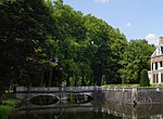 Gracht, brug en terras