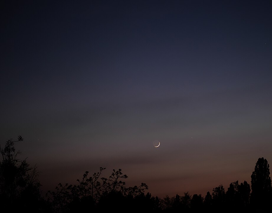 Mond und Merkur im Goldenen Tor der Ekliptik, links der Rote Riese Aldebaran, rechts die Plejaden.