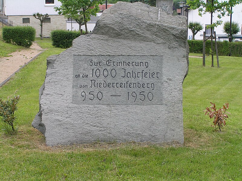 Datei:Niederreifenberg Gedenkstein 1000 Jahresfeier.JPG