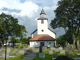 Norums kyrka från väster. Det utbyggda vapenhuset under tornet byggdes cirka år 2000.