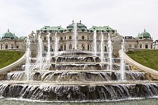 Obere Schloss Belvedere mit Springbrunnen.jpg