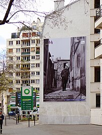 Au no 223, une fresque murale représentant Georges Brassens, qui habita non loin, impasse Florimont.