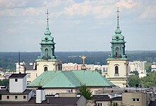 O telhado e as torres sineiras de cobre da igreja