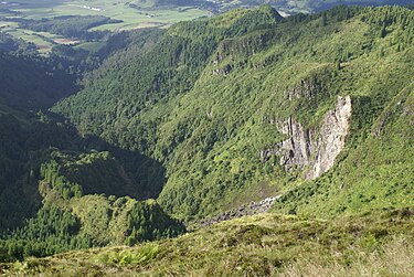 Ficheiro:Caminho pedestre da Serra do Topo para a Fajã de Santo Cristo,  lago da Cascata da Fajã de Santo Cristo, Calheta, ilha de São Jorge,  Açores.JPG – Wikipédia, a enciclopédia livre