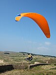 Un parapentiste décolle du Cap de Carteret dans le Cotentin. Le parapente est un Advance Epsilon 5.