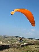 Un parapentiste décolle du Cap de Carteret dans le Cotentin.