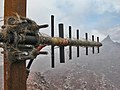 Pele-Haar, das sich an der Antenne einer Mess-Station am Puʻu ʻŌʻō verfangen hat