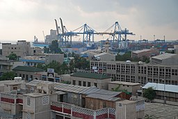 Delar av Port Sudan med hamnen i bakgrunden