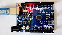 Светодиод питания и встроенный светодиод на плате, совместимой с Arduino