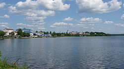 Pohled na město přes Sebežské jezero