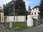 Socha svatého Jana Nepomuckého u mostku před pivovarem Kout na Šumavě (Q61905646).jpg