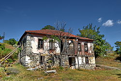 Bývalá škola ve vesnici