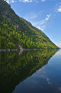 Склон горы, сбегающий к Телецкому озеру