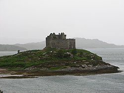 Hrad Tioram na stejnojmenném ostrůvku v zálivu Loch Moidart