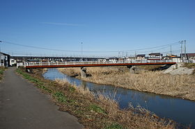 鉄道時代の橋脚を利用して遊歩道の桁が架けられた。（2008年12月20日撮影）
