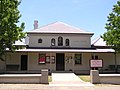 [en→it]Tumut Court House was completed in 1878 and the Stables in 1879