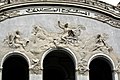 Apolo rodeado de las musas de la poesía y el drama de Jean-Baptiste Belloc, bajorrelieve de la fachada.
